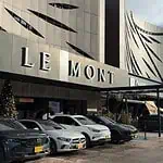 现代建筑外观醒目，醒目的“LE MONT”标识和门前停放的豪华轿车，尽显当代建筑风格和都市生活方式。是哥伦比亚举办活动和商务活动的理想场所。