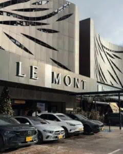 现代建筑外观醒目，醒目的“LE MONT”标识和门前停放的豪华轿车，尽显当代建筑风格和都市生活方式。是哥伦比亚举办活动和商务活动的理想场所。