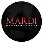 Célébration du Mardi Gras aux couleurs vibrantes et aux costumes festifs, mettant en valeur la culture et les traditions de l'événement dans une atmosphère joyeuse et énergique.