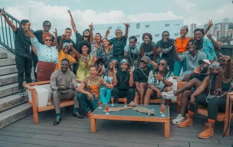 在俯瞰城市的露台上举办多元化团体活动，促进哥伦比亚的企业和社交活动。