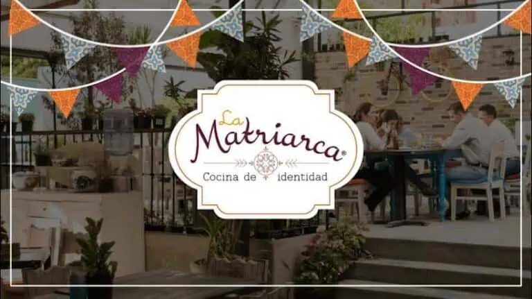 Event decoration with colorful garlands and a welcoming atmosphere at La Matriarca, ideal for celebrations and social gatherings in Bogotá.
