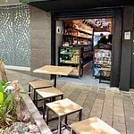 位于麦德林的Medallo Drinks酒吧环境现代而温馨，是享用饮品和鸡尾酒的理想场所。这里是社交聚会和在城里度过美好时光的绝佳去处。