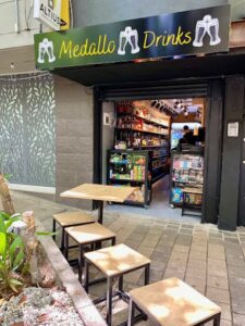 Medallo Drinks bar en Medellín, espacio para disfrutar de bebidas y cocteles en un ambiente moderno y acogedor. Ideal para socializar y pasarlo bien en la ciudad.