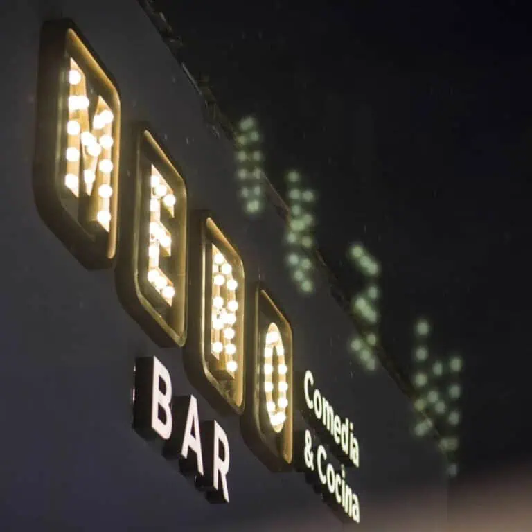 Enseigne de bar et de restauration avec lettres néon lumineuses sur fond sombre, idéale pour les événements et les établissements de restauration, mettant l'accent sur l'image de marque et la décoration d'entreprise.