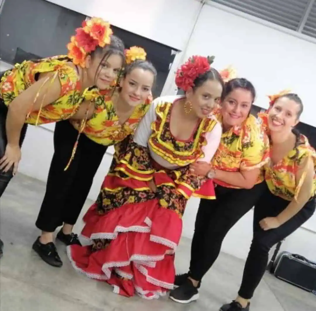 Typical Colombian folklore hats and costumes with flowers on their heads. A group of women celebrating cultural events, wearing colorful and cheerful clothing at a traditional event.