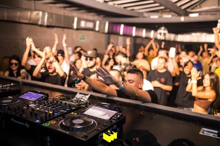 Sonido y DJ en eventos, fiesta en vivo, producción musical, ambiente festivo, equipo de DJ profesional en evento, ambiente de fiesta, música para eventos, música en vivo, disc jockey en fiesta, entretenimiento musical en eventos.