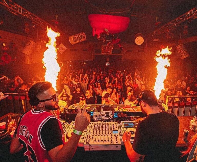 Fire effects en un concierto de música electrónica en un club nocturno colombiano.