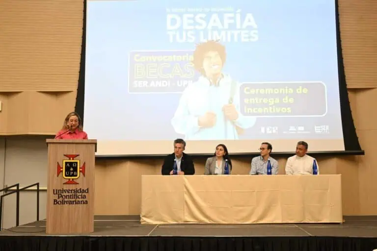 Talents universitaires lors d'un événement de remise de bourses et d'incitations à l'Université Pontificia Bolivariana, avec un panel d'experts et une présentation sur les opportunités académiques et les bourses dans l'enseignement supérieur.