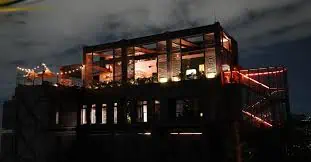 La vista panoramica sul moderno centro eventi, illuminato di notte dalla sua struttura in vetro e dalle luci al neon, è l'ideale per meeting e celebrazioni esclusive in Colombia.