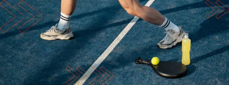 网球运动员在蓝色球场上，手持球拍、网球和水瓶；运动、训练、体育活动、体育赛事、网球、户外健身房、健康和保健。