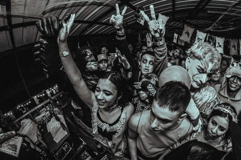 主题派对，人们在节日气氛中载歌载舞，尽情享受，是举办有现场音乐的活动和庆祝活动的理想场所。