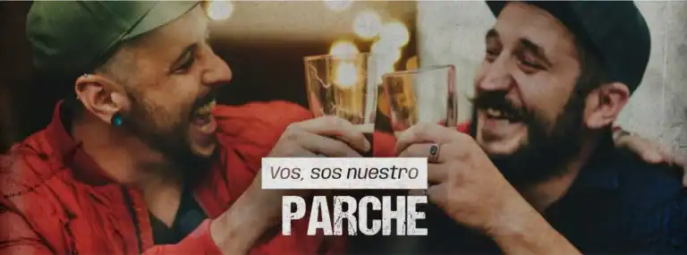 Celebrando en grupo con amigos, brindis con cerveza en ambiente festivo, concepto de eventos y celebración.