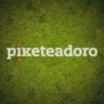 Piketadoro 标志位于天然草坪上，是哥伦比亚的活动组织和活动技术品牌，专注于创新和管理成功的活动。