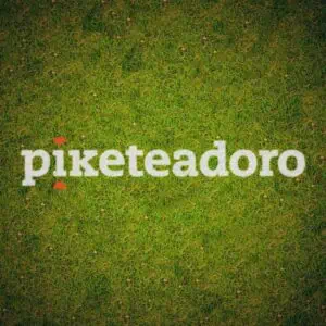Piketadoro-Logo auf Naturrasen, eine Eventplanungs- und Technologiemarke in Kolumbien, die sich auf Innovation und erfolgreiches Eventmanagement konzentriert.