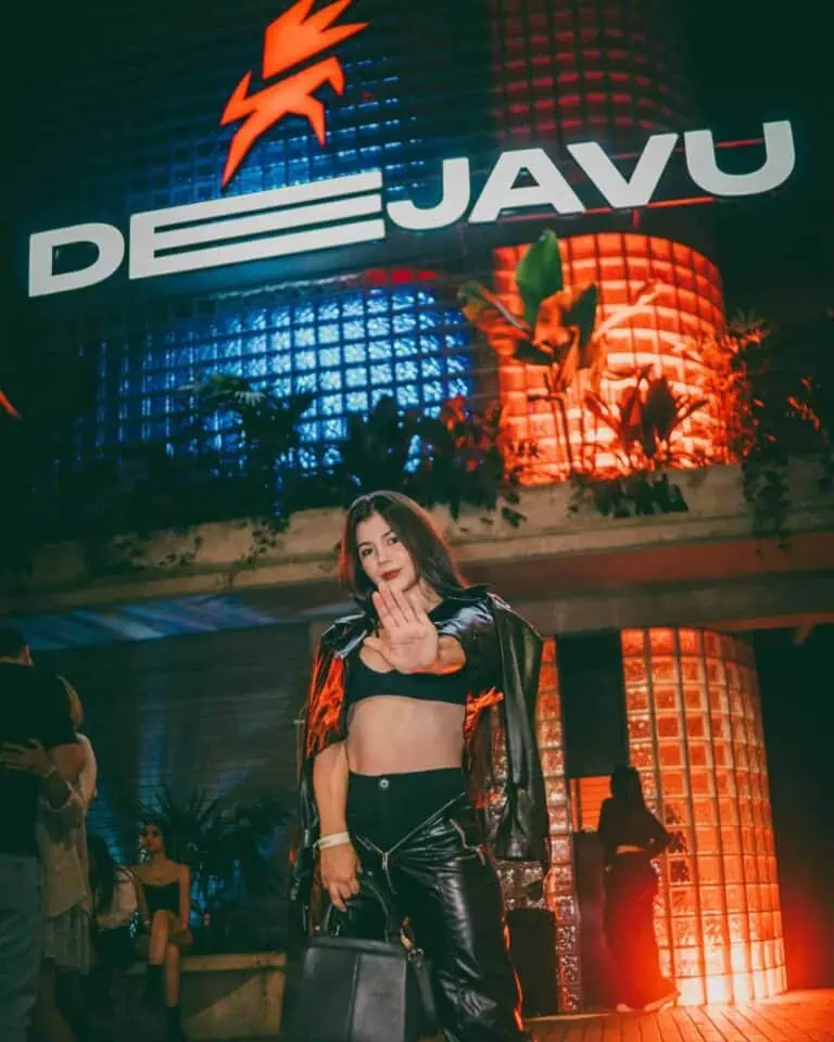 Evento notturno a Medellín con giovani che si divertono in uno spazio vivace pieno di luci al neon durante un evento di cultura e intrattenimento giovanile a Medellín, Colombia.