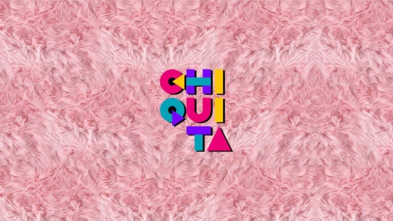 Color rosa con letras coloridas que dicen "chiquita" en estilo moderno y divertido, fondo de peluche, diseño elegante para eventos y marketing, marca para evento social y promocional.