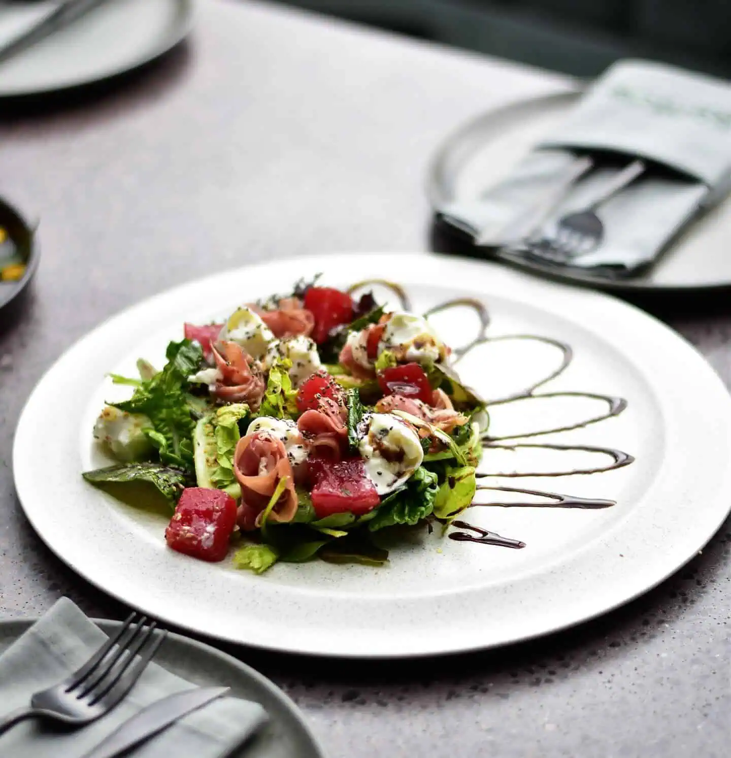 Saveurs fraîches dans une salade au jambon, tomate et fromage, idéale pour les événements et la restauration, mettant en valeur la gastronomie des événements d'entreprise et sociaux en Colombie.