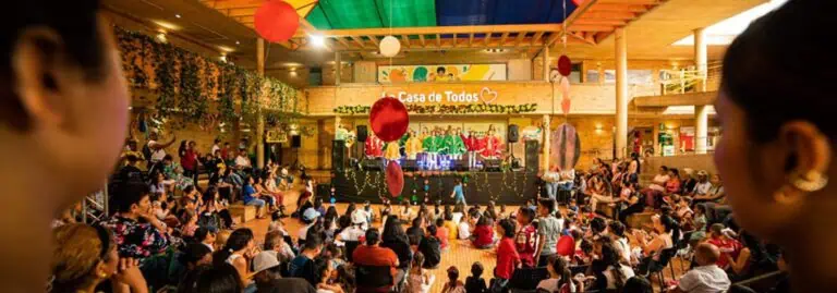 在 Casa de Todos，一个有舞台的封闭空间里，全家欢聚一堂，孩子们和大人一起享受娱乐，色彩缤纷的装饰营造出节日般的氛围。
