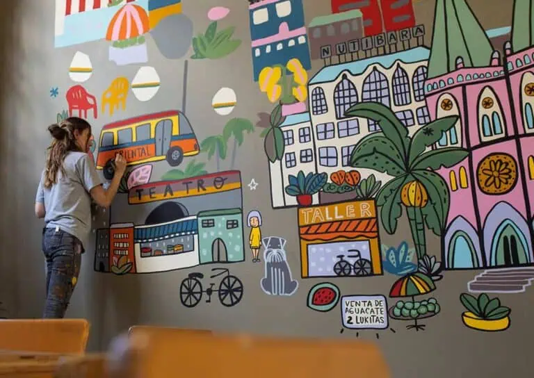 Une fresque urbaine colorée présentant des éléments de la ville, de la nature et du commerce, notamment des bâtiments, des vélos, des stands et des personnages, reflétant la créativité et l'art dans les espaces publics.