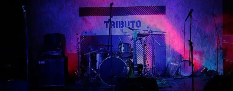 舞台上摆放着鼓和其他乐器，准备进行现场音乐表演。