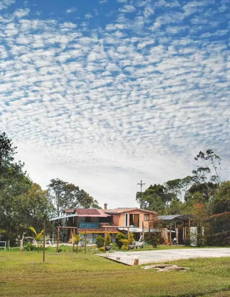 这座乡村别墅坐落在自然环境中，天空多云，是哥伦比亚举办户外活动和聚会的理想场所。别墅宽敞，绿树环绕，是与家人朋友共享美好时光的绝佳去处。