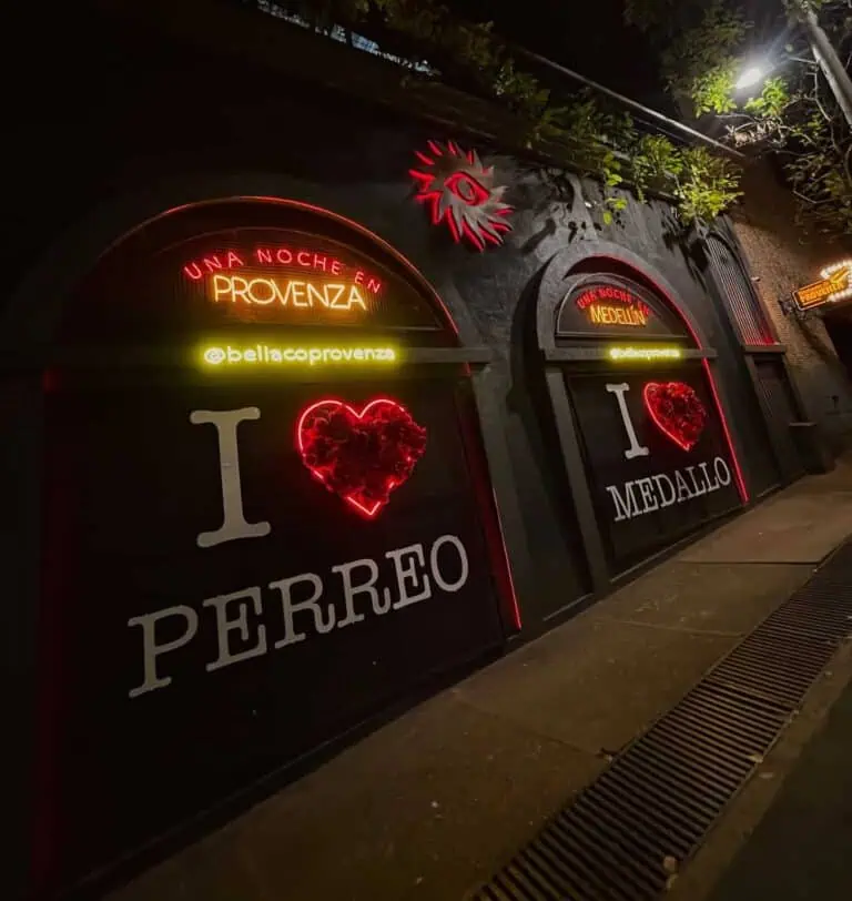 麦德林活动场所外墙上的霓虹灯拼出了短语和心形图案，宣传以奶酪和奖牌为主题的浪漫之夜，非常适合在哥伦比亚城市推广活动和体验。