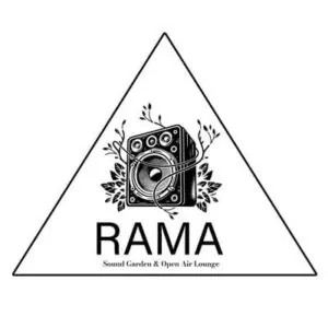 Kopfhörer und dekorative Pflanzen umgeben das Logo von RAMA Sound Garden & Open Air Lounge, einem Raum für Musik- und Open-Air-Events in einer natürlichen und musikalisch lebendigen Umgebung.