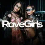 Rave Girls Colômbia: mulheres em um evento rave com roupas chamativas, acessórios futuristas e uma atmosfera festiva, representando a cultura de festas eletrônicas na Colômbia.