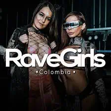 Garotas em um evento de música eletrônica na Colômbia, vestidas em estilo underground, curtindo a cena local RaveGirl.
