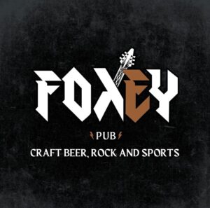 Foxy Pub logo con guitarra, especializado en cerveza artesanal, rock y deportes en un ambiente moderno y atractivo. Diseño con fondo oscuro y tipografía llamativa para eventos y promoción de bebidas.