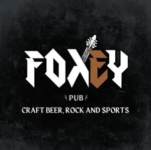 Logo del Foxy Pub con una chitarra, specializzato in birra artigianale, musica rock e sport, in un'atmosfera moderna e accogliente. Design con sfondo scuro e tipografia accattivante per eventi e promozioni di bevande.