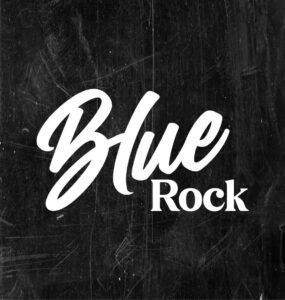 Blue Rock en estilo tipográfico en fondo negro con textura de rayones y marcas, ideal para diseños de eventos, música y cultura urbana con enfoque en creatividad y tendencia.
