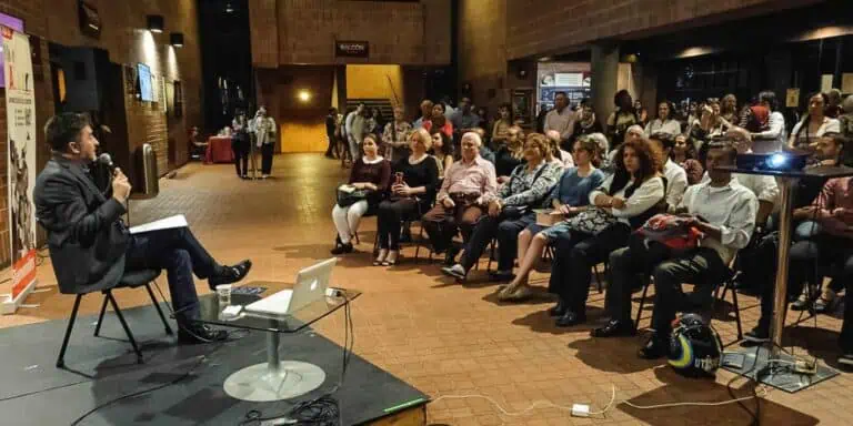 会议演讲主题为在有专注的与会者的场地内组织活动。