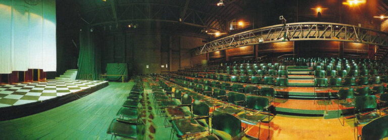 Auditorio preparado para eventos y conferencias en Bogotá, con asientos cómodos y tecnología moderna. Espacio ideal para conferencias, seminarios y lanzamientos de productos con soporte integral.