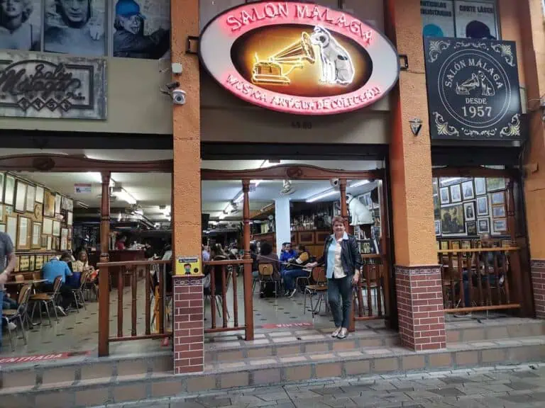 Salón Málaga 餐厅拥有现代化的外观，装饰有复古元素和发光招牌，内部热闹非凡，氛围温馨，是麦德林举办美食和文化活动的理想场所。