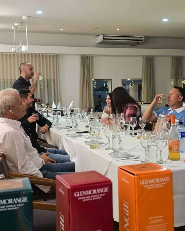 Profitez d'un dîner de réseautage lors d'un événement d'entreprise avec une ambiance élégante, des boissons et des boissons servies à une table décorée, favorisant les relations professionnelles et le succès lors des événements d'entreprise.