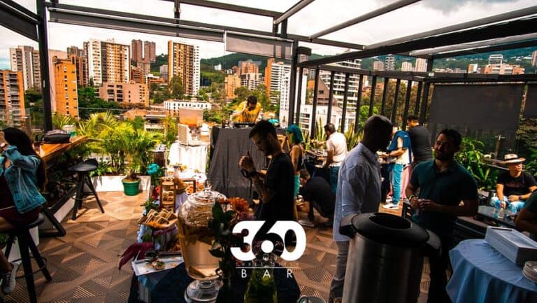 Disfruta de un evento en la terraza con vistas a la ciudad, entretenimiento en vivo y ambiente social en un espacio moderno y elegante en Bogotá.