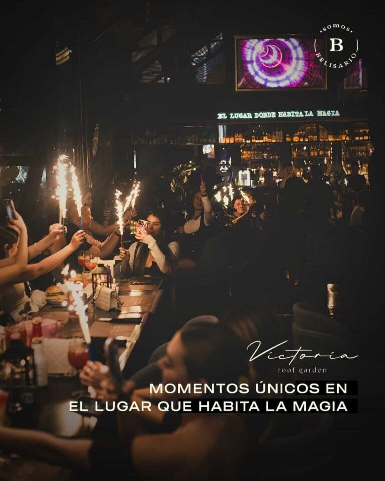 Brindis y celebración en un lugar con ambiente mágico, ideal para eventos y momentos inolvidables en la terraza del restaurante Victoria.