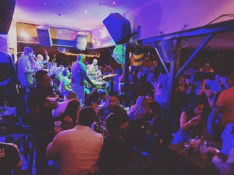 Diversión en eventos con música en vivo y ambiente vibrante en un espacio social de Colombia.