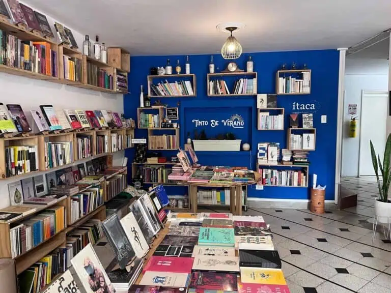 Volumes of books and publications in a bookstore themed on events and culture in a space decorated in blue and wood tones, ideal for promoting cultural and reading events.