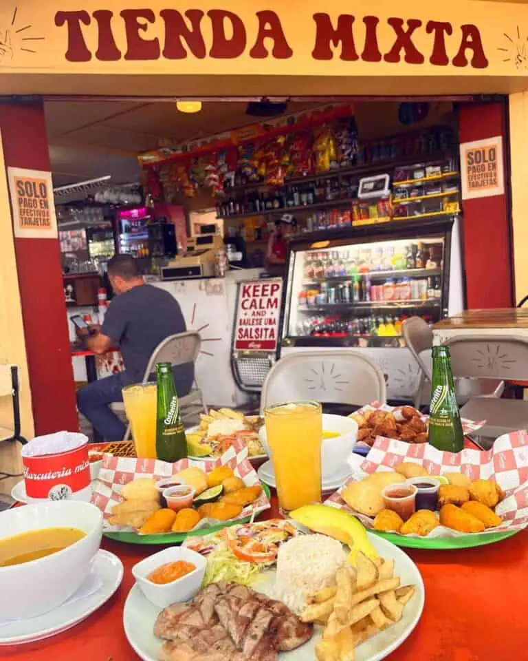 Typical Colombian fast food restaurant offering dishes such as rice, meat, French fries, and refreshing drinks, in a casual and welcoming atmosphere with a varied menu and street-side vibe.