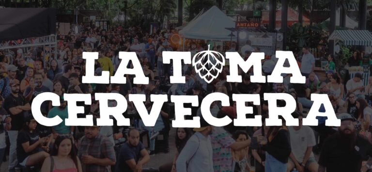 Amplio evento de cervezas artesanales en La Toma, con gran afluencia de público disfrutando de diferentes estilos de cerveza en un ambiente festivo y animado.