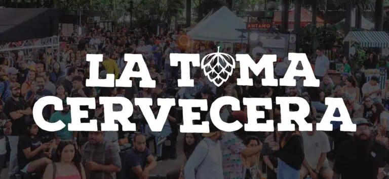 Ein großes Craft-Beer-Event in La Toma, bei dem eine große Menschenmenge verschiedene Biersorten in einer festlichen und lebhaften Atmosphäre genießt.