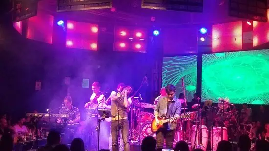 Des événements en direct avec de la musique sur scène, un éclairage moderne et un public animé, dans une ambiance festive et énergique, parfaite pour organiser des expériences mémorables lors d'événements et de concerts en Colombie.