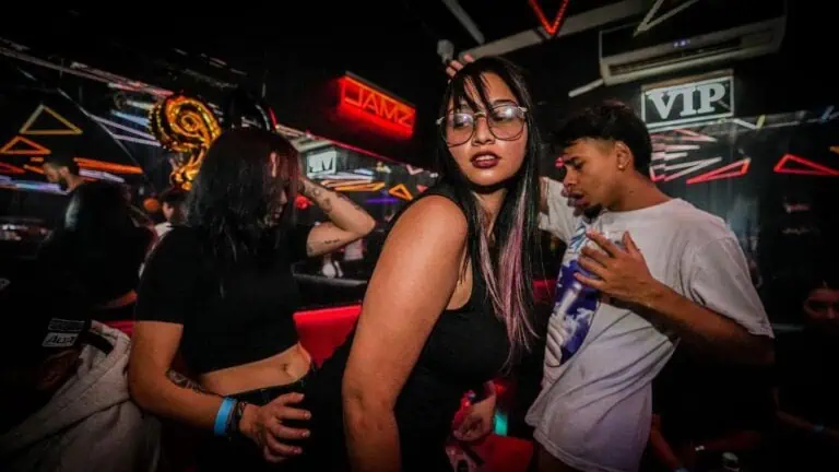 Néons dans une boîte de nuit avec des gens qui dansent et profitent de la nuit à Bogotá, ambiance vibrante et festive, musique live, expérience événementielle et divertissement en Colombie.