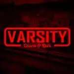 VARSITY 迪斯科酒吧，醒目的红色霓虹灯招牌，营造出现代都市夜生活氛围，是年轻人聚会和音乐的场所，也是举办活动和社交聚会的理想之选。