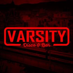 VARSITY Disco & Bar cartel luminoso en neón rojo, ambiente nocturno en ciudad moderna, lugar de fiestas y música para jóvenes, ideal para eventos y reuniones sociales.