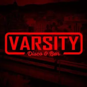 VARSITY Disco & Bar mit rotem Neonschild, Nachtleben in einer modernen Stadt, Party- und Musiklokal für junge Leute, ideal für Veranstaltungen und gesellige Zusammenkünfte.