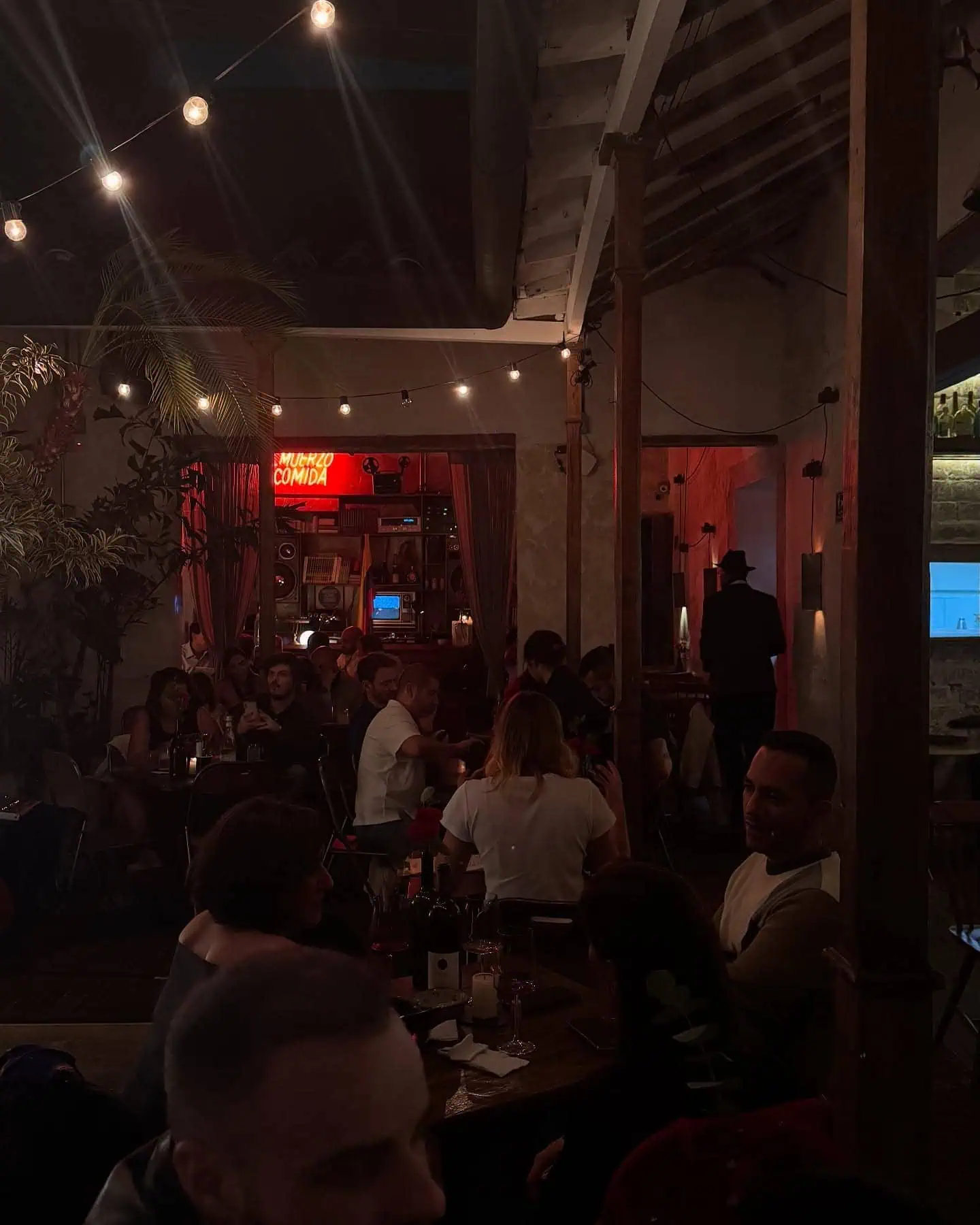 Eine Restaurantparty mit intimer Atmosphäre, warmer Beleuchtung und vielen Tischen, die Live-Musik genießen. Der ideale Ort für Events und gesellige Zusammenkünfte in Bogotá.