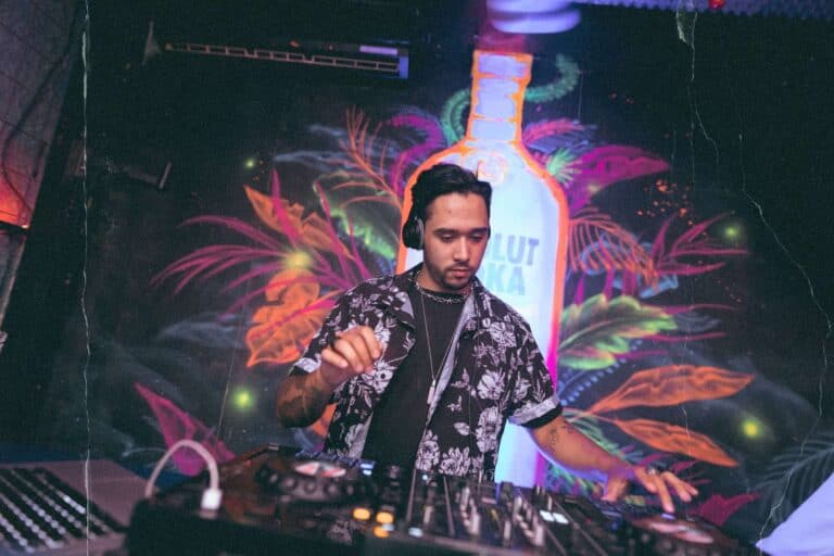 Archivo de música electrónica en un evento.